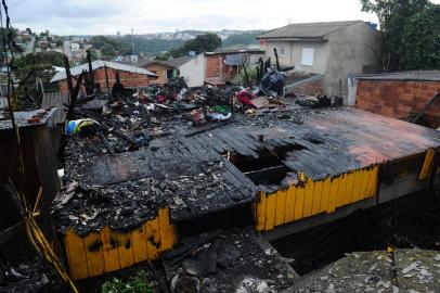 CAXIAS DO SUL, RS, BRASIL, 05/05/2022. Um homem, que ainda não foi identificado oficialmente, morreu e teve o corpo carbonizado durante incêndio registrado em Caxias do Sul na noite dessa quarta-feira (4). Outro homem e uma mulher, de 36 e 42 anos, respectivamente, ficaram feridos nessa ocorrência e foram socorridos pelo Serviço de Atendimento Móvel de Urgência (Samu), sendo conduzidos para atendimento hospitalar. Segundo a Polícia Civil, o caso que ocorreu na Rua Rachel Cousseau, bairro Mariani, foi registrado como homicídio doloso (com intenção de causar a morte), uma vez que os relatos iniciais à polícia são de que o incêndio foi provocado intencionalmente, após disparos efetuados com arma de fogo no local. (Bruno Todeschini/Agência RBS)<!-- NICAID(15087302) -->