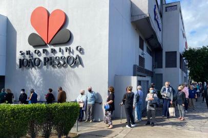 Aplicação da quarta dose da vacina da COVID-19 para idosos acima de 70 anos registra fila em Porto Alegre. Junto ao Shopping João Pessoa, cerca de 100 pessoas formavam uma longa fila.  Foto: Tiago Bitencourt / Agencia RBS<!-- NICAID(15087742) -->