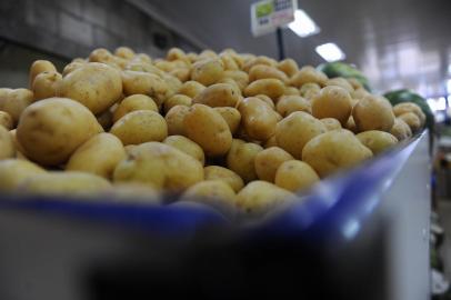 CAXIAS DO SUL, RS. BRASIL, 04/05/2022 - +Serra. Consumidores relatam como lidam com os aumentos nos produtos que compõem a cesta básica.  Agnoline (capeletti), batata inglesa e alface foram alguns dos produtos com mais reajustes no mês de março, em comparação com fevereiro, em Caxias, segundo o Instituto de Pesquisas Econômicas e Sociais da Universidade de Caxias do Sul. (Marcelo Casagrande/Agência RBS)<!-- NICAID(15086576) -->