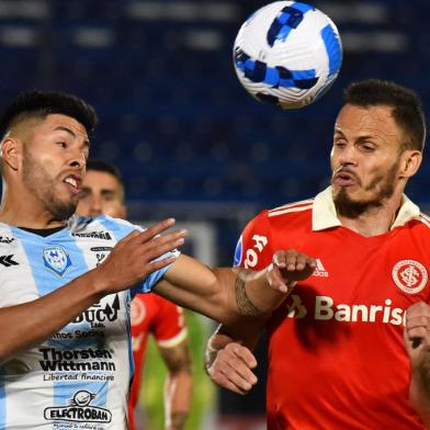 Brazils Internacional Rene Rodriguez (R) and Paraguays Guaireña Richard Salinas vie for the ball during their Copa Sudamericana group stage football match, at the Defensores del Chaco stadium in Asuncion on May 5, 2022. (Photo by NORBERTO DUARTE / AFP)Editoria: SPOLocal: AsuncionIndexador: NORBERTO DUARTESecao: soccerFonte: AFPFotógrafo: STR<!-- NICAID(15088444) -->