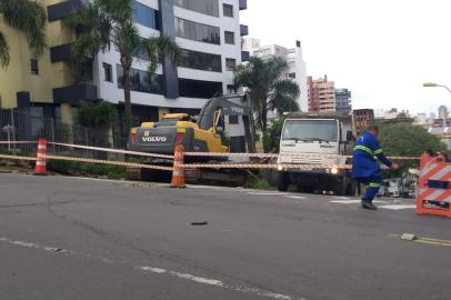 Motoristas que circulam pelo bairro Madureira, em Caxias do Sul, precisam ficar atentos. O trânsito está bloqueado na Rua Dr Montaury, no acesso à Rua Duque de Caxias, em função de uma obra de manutenção.<!-- NICAID(15088447) -->