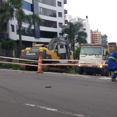 Motoristas que circulam pelo bairro Madureira, em Caxias do Sul, precisam ficar atentos. O trânsito está bloqueado na Rua Dr Montaury, no acesso à Rua Duque de Caxias, em função de uma obra de manutenção.<!-- NICAID(15088447) -->