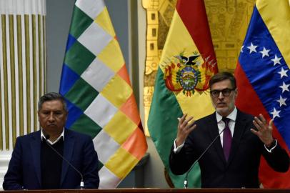 Bolivias Foreign Minister Rogelio Mayta (L) listens to his Venezuelan counterpart Felix Plasencia during a joint press conference in La Paz, Bolivia, on May 5, 2022. (Photo by AIZAR RALDES / AFP)<!-- NICAID(15088451) -->