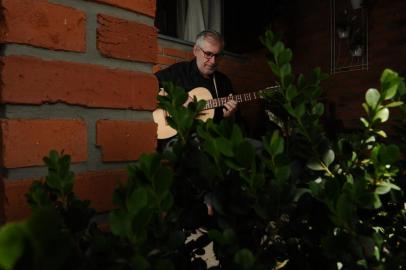 CAXIAS DO SUL, RS, BRASIL (12/11/2020)Violinista Valdir Verona, personagem da série A Arte não Para. (Antonio Valiente/Agência RBS)<!-- NICAID(14641070) -->