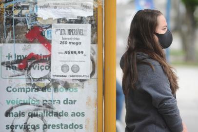 CAXIAS DO SUL, RS, BRASIL, 12/03/2022. Primeiro dia da liberação do uso de máscara ao ar livre em Caxias do Sul é marcado com movimentação maior de pessoas usando a proteção. Reportagem esteve na praça Dante, praça da Bandeira e no Parque dos Macaquinhos. (Bruno Todeschini/Agência RBS)<!-- NICAID(15039915) -->