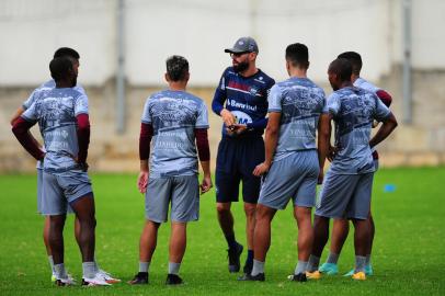 CAXIAS DO SUL, RS, BRASIL, 04/04/2022. A SER Caxias apresentou na tarde desta segunda-feira o novo técnico para a temporada 2022. O técnico Luan Carlos e o auxiliar Kinho Forgiarini já comandaram um treino no CT Baixada Rubra/Vanderlei Bersaghi. Na foto, técnico Luan Carlos (de boné) conversa com jogadores. (Porthus Junior/Agência RBS)Indexador:                                 <!-- NICAID(15059786) -->