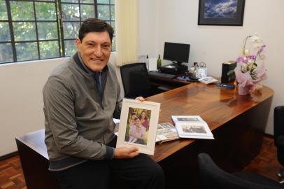 CAXIAS DO SUL, RS, BRASIL, 06/05/2022. Novo reitor da UCS fala sobre os planos para a universidade nos próximos anos. Na foto, novo reitor com porta retrato mostrando a esposa e os dois fihos. (Bruno Todeschini/Agência RBS)<!-- NICAID(15088789) -->