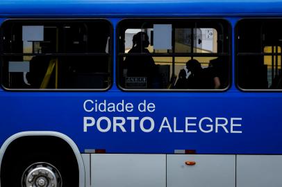 PORTO ALEGRE, RS, BRASIL, 09-11-2021: Circulacao de onibus e passageiros no Terminal Parobe, na regiao central. A EPTC abriu consulta aos usuarios sobre a qualidade do transporte publico de Porto Alegre. (Foto: Mateus Bruxel / Agencia RBS)Indexador: Mateus Bruxel<!-- NICAID(14936236) -->