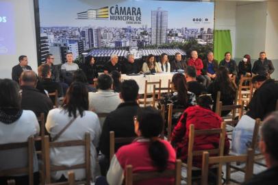 Primeiro encontro do projeto Câmara Vai aos Bairros, em 2022. Foi no bairro Esplanada, na Igreja Santo Antônio. Na mesa, a presidente da Casa, Denise Pessôa, e outros vereadores. <!-- NICAID(15089678) -->