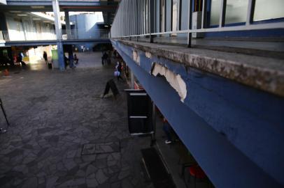 Porto ALegre, RS, Brasil. A estação Rodoviária de Porto Alegre apresenta diversos problemas por falta de limpeza e manutenção. Sujeita, infiltrações, goteiras, água parada no chão, marquizes e lajes perdendo pedaços e oferecendo riscos aos usuários.<!-- NICAID(15089380) -->