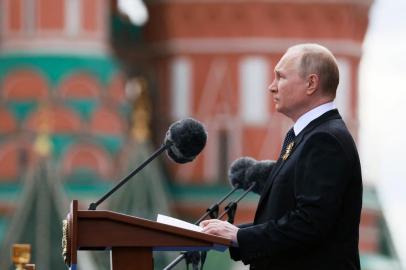 Russian President Vladimir Putin gives a speech during the Victory Day military parade at Red Square in central Moscow on May 9, 2022. - Russia celebrates the 77th anniversary of the victory over Nazi Germany during World War II. (Photo by Mikhail METZEL / SPUTNIK / AFP)<!-- NICAID(15090745) -->