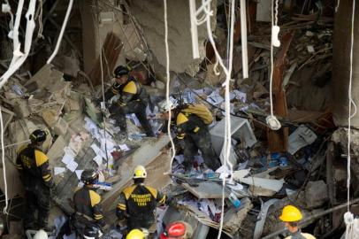 Bombeiros e resgatistas trabalham nos escombros do Hotel Saratoga, em Havana, Cuba, onde uma explosão matou pelo menos 31 pessoas. (Photo by YAMIL LAGE / AFP)<!-- NICAID(15090801) -->