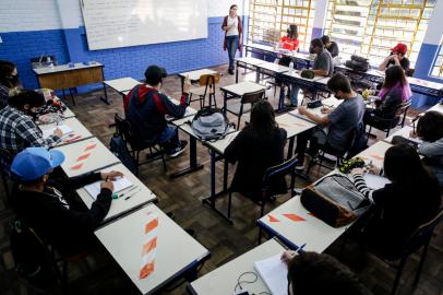 ALVORADA, RS, BRASIL, 31-08-2021: Aula de turma do primeiro ano no ensino integral na Escola Estadual de Ensino Medio Senador Salgado Filho. Instituicao tem atividades para estudantes em turno integral. (Foto: Mateus Bruxel / Agencia RBS)Indexador: Mateus Bruxel<!-- NICAID(14877121) -->