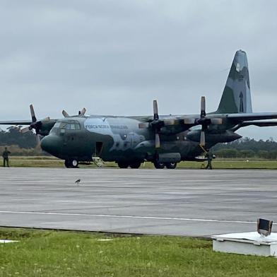 Avião da Força Aérea Brasileira pousa em Pelotas. Foto: CCR Aeroportos / Divulgação<!-- NICAID(15092177) -->