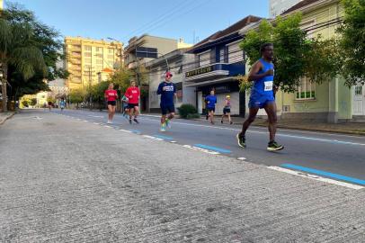 Evento-teste maratona surdolímpica em Caxias do Sul neste domingo (24). Na foto, trajeto sendo percorrido na rua Sinimbu <!-- NICAID(15076451) -->