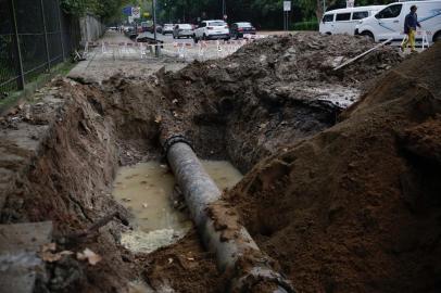 Porto Alegre, RS, Brasil, 11-05-2022: Obra de reparo em adutora que se rompeu na Rua Engenheiro Luiz Englert, ao lado do Parque da Redenção e do campus da Ufrgs. Foto: Mateus Bruxel / Agência RBSIndexador: Mateus Bruxel<!-- NICAID(15092833) -->