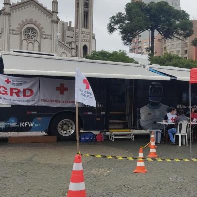 #Unindo forças - Unidade móvel, que está na praça Dante Alighieri, nessa sexta-feira (8), ficará na cidade por 45 dias  Com ônibus, Cruz Vermelha auxilia Secretaria de Saúde em ações imunização e promove ações em Caxias O município passa a contar com o apoio da Cruz Vermelha Brasileira (CVB) para ações de promoção à saúde em Caxias do Sul a partir dessa sexta-feira (8). Um convênio foi firmado na última segunda-feira (4) entre a Secretaria Municipal de Saúde (SMS) e a filial da instituição em Caxias do Sul, com duração de 45 dias. A primeira ação ocorreu na Praça Dante Alighieri onde o ônibus da Cruz Vermelha estava estacionado para aplicação de doses da vacinação contra covid-19 e da gripe. Doado à instituição humanitária pela Mercedes-Benz, o veículo é usado para reforçar a campanha de imunização nas cidades. A Cruz Vermelha também contribui com a participação de voluntários. A aplicação de vacinas é feita pelos enfermeiros e técnicos em enfermagem da Secretaria da Saúde. A unidade móvel segue na Praça até às 17h para aplicação dos imunizantes.<!-- NICAID(15063694) -->