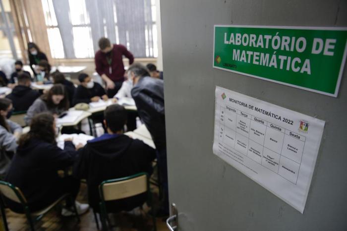 Projeto de monitoria é realizado todos os dias no Laboratório de Matemática da Fundação Liberato