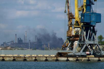 ALTERNATIVE CROP - Smoke rises above the Azovstal steel plant in the city of Mariupol on April 29, 2022, amid the ongoing Russian military action in Ukraine.The mayor of the destroyed Ukrainian city of Mariupol said on May 4, 2022 that contact was lost with Ukrainian forces holed up in the Azovstal steel plant amid fierce battles with Russian troops. - *EDITORS NOTE: This picture was taken during a media trip organised by the Russian army.* (Photo by Andrey BORODULIN / AFP)<!-- NICAID(15094610) -->