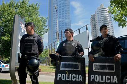 (ARQUIVOS) Nesta foto de arquivo tirada em 8 de janeiro de 2015, forças de segurança montam guarda perto do World Trade Center de Montevidéu, que abriga escritórios da embaixada israelense, onde um pacote suspeito foi encontrado pela unidade K9 durante uma inspeção de rotina. - O Uruguai vive uma onda de homicídios que levou o governo a anunciar em maio de 2022 um plano para combater um nível sem precedentes de violência relacionada às drogas no país sul-americano, que nos últimos anos se tornou um importante ponto de trânsito de drogas. (Foto de Mario GOLDMAN/AFP)<!-- NICAID(15094657) -->