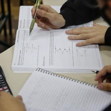 Novo Hamburgo, RS, Brasil, 11-05-2022: Estudantes do ensino médio durante aula de reforço com monitoria no Laboratório de Matemática na Fundação Liberato. Matéria sobre o baixo índice de aprendizagem da disciplina entre estudantes dessa faixa etária. Foto: Mateus Bruxel / Agência RBSIndexador: Mateus Bruxel<!-- NICAID(15093076) -->