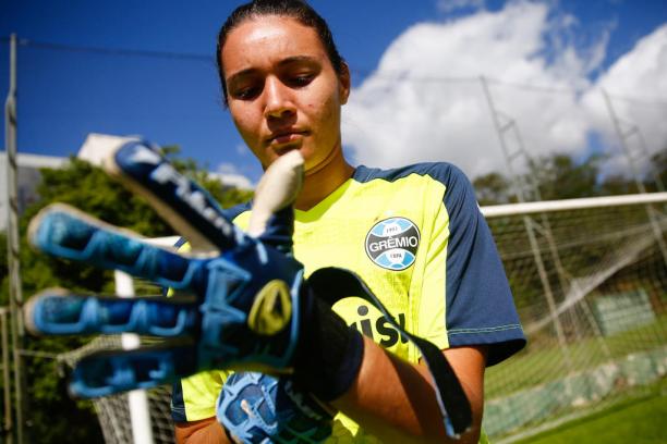 Especialista em pênaltis e titular da Seleção Brasileira: quem é Lorena, a  goleira do Grêmio | GZH