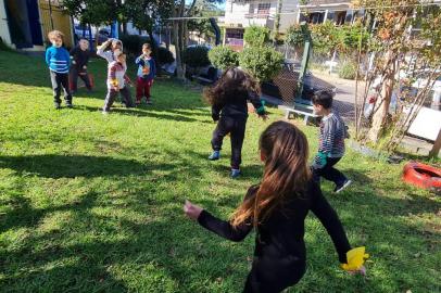 O legado das Surdolímpiadas na educação. Estudantes da EEI Ana Aurora do Amaral Lisboa I, do bairro Floresta tiveram atividades especiais em celebração ao evento esportivo. Na foto, as turminhas praticando esportes que estão inseridos na Surdolímpiadas<!-- NICAID(15095714) -->