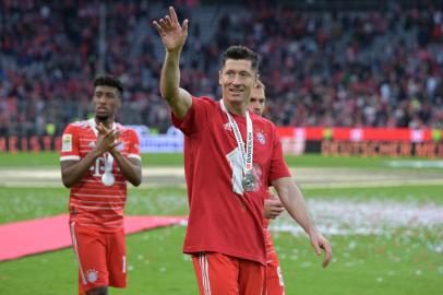 Bayern Munichs Polish forward Robert Lewandowski (C) greets the fans after the German first division Bundesliga football match between FC Bayern Munich and VfB Stuttgart in Munich, southern Germany on May 8, 2022. (Photo by KERSTIN JOENSSON / AFP) / DFL REGULATIONS PROHIBIT ANY USE OF PHOTOGRAPHS AS IMAGE SEQUENCES AND/OR QUASI-VIDEOEditoria: SPOLocal: MunichIndexador: KERSTIN JOENSSONSecao: soccerFonte: AFPFotógrafo: STR<!-- NICAID(15095868) -->