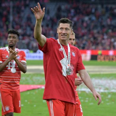 Bayern Munichs Polish forward Robert Lewandowski (C) greets the fans after the German first division Bundesliga football match between FC Bayern Munich and VfB Stuttgart in Munich, southern Germany on May 8, 2022. (Photo by KERSTIN JOENSSON / AFP) / DFL REGULATIONS PROHIBIT ANY USE OF PHOTOGRAPHS AS IMAGE SEQUENCES AND/OR QUASI-VIDEOEditoria: SPOLocal: MunichIndexador: KERSTIN JOENSSONSecao: soccerFonte: AFPFotógrafo: STR<!-- NICAID(15095868) -->