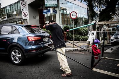 PORTO ALEGRE, RS, BRASIL - 2022.04.26 - Homem puxando carroça em congestionamento na av. Independência. Segundo os dados de 2021 do IBGE, o país tem 13,5 milhões de pessoas em situação de extrema pobreza, de acordo com critérios do Banco Mundial. Somadas aos que estão na linha da pobreza, chegam a 25% da população do país. (Foto: ANDRÉ ÁVILA/ Agência RBS)Indexador: Andre Avila<!-- NICAID(15078838) -->