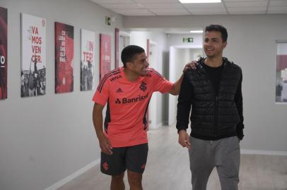 Nilmar reecontra Taison em visita ao Beira-Rio<!-- NICAID(15096014) -->