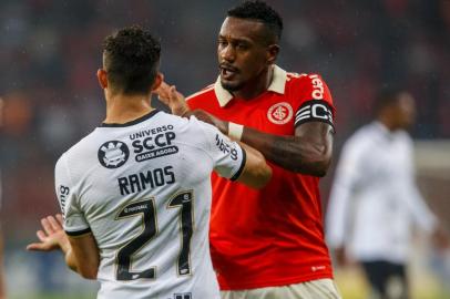 Após disputa de bola, Edenilson acusa Rafael Ramos de injúria racial. Inter x Corinthians, sexta rodada do Brasileirão<!-- NICAID(15096436) -->