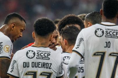 Após disputa de bola, Edenilson acusa Rafael Ramos de injúria racial. Inter x Corinthians, sexta rodada do Brasileirão<!-- NICAID(15096441) -->