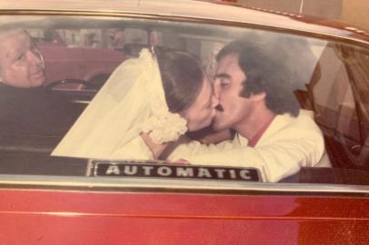 Clássica foto no carro. Casamento de Néli Coradini Abascal e Luiz Carlos, em 1975.Acervo dos noivos<!-- NICAID(15091647) -->