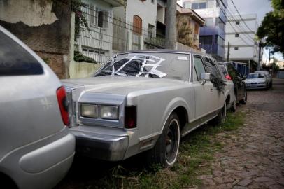 Porto Alegre, RS, Brasil, 12-05-2022: Veículo Ford Lincoln em situação de abandono em via pública no bairro Vila Ipiranga. Foto: Mateus Bruxel / Agência RBSIndexador: Mateus Bruxel<!-- NICAID(15094527) -->