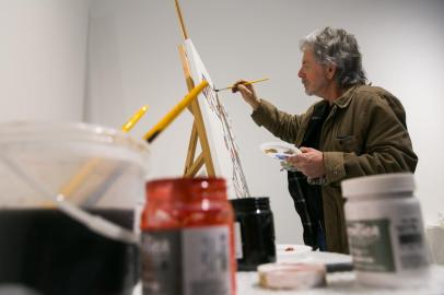 PORTO ALEGRE, RS, BRASIL, 10.07.2019. Victor Hugo Porto. Abertura de nova edição da exposição coletiva In Process, na Gravura Galeria de Arte.  (FOTO ANDRÉA GRAIZ/AGÊNCIA RBS)Indexador: Andrea Graiz<!-- NICAID(14159657) -->