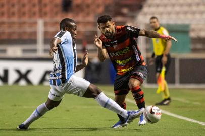 BRASILEIRO B 2022, ITUANO X GRÊMIOSP - BRASILEIRO B 2022, ITUANO X GRÊMIO - ESPORTES - BRASILEIRO B 2022, ITUANO X GRÊMIO - Roberto jogador do Ituano disputa lance com Elias jogador do Grêmio durante partida no estádio Novelli Junior pelo campeonato Brasileiro B 2022. 16/05/2022 - Foto: DIOGO REIS/AGIF - AGÊNCIA DE FOTOGRAFIA/AGIF - AGÊNCIA DE FOTOGRAFIA/ESTADÃO CONTEÚDOEditoria: ESPORTESLocal: ITUIndexador: DIOGO REISSecao: ItuanoFotógrafo: AGIF - AGÊNCIA DE FOTOGRAFIA<!-- NICAID(15097700) -->