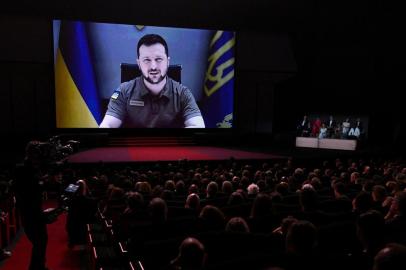 Ukrainian President Volodymyr Zelensky addresses guests during the Opening Ceremony of the 75th edition of the Cannes Film Festival in Cannes, southern France, on May 17, 2022. (Photo by CHRISTOPHE SIMON / AFP)Editoria: ACELocal: CannesIndexador: CHRISTOPHE SIMONSecao: cinemaFonte: AFPFotógrafo: STF<!-- NICAID(15098714) -->