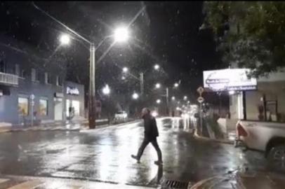 O início da noite de terça-feira (17), em São José dos Ausentes, foi de neve e frio para quem estava nas ruas. Iniciado às 19h45min e com duração de meia hora, o fenômeno não foi uniforme, mas pode ser conferido em partes da zona urbana.<!-- NICAID(15098741) -->