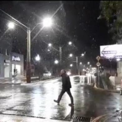 O início da noite de terça-feira (17), em São José dos Ausentes, foi de neve e frio para quem estava nas ruas. Iniciado às 19h45min e com duração de meia hora, o fenômeno não foi uniforme, mas pode ser conferido em partes da zona urbana.<!-- NICAID(15098741) -->