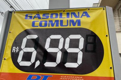 Litro da gasolina comum se aproxima dos R$ 7 em Porto Alegre. Foto: Bibiana Dihl/Agencia RBS<!-- NICAID(15099329) -->