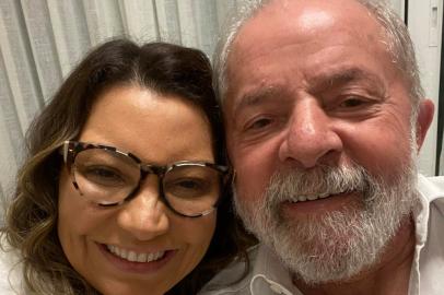 O ex-presidente Luiz Inácio Lula da Silva, 76 anos, e a socióloga Rosângela da Silva, a Janja, 55, vão se casar nesta quarta-feira (18) na capital paulista. O namoro ¿ e o futuro casamento ¿ foram anunciados pelo petista em um palanque montado por militantes assim que deixou a Polícia Federal em Curitiba, em 2019, após 580 dias preso.<!-- NICAID(15099520) -->