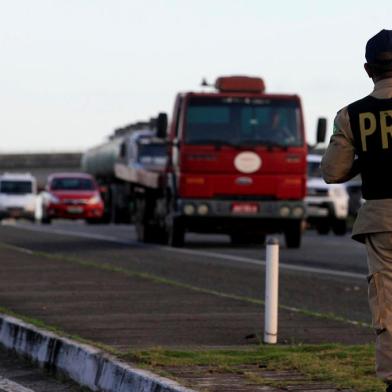 prf during patrollingsimoes filho, bahia / brazil - june 16, 2014:Federal Highway Police Officer is seen during surveillance on vehicles driving along the federal highway BR 324, in the municipality of Simoes Filho. - Photo: Joa Souza/stock.adobe.comEditoria: GERLocal: simoes filhoIndexador: Joa SouzaFonte: 331685830Fotógrafo: Joa Souza<!-- NICAID(15099770) -->