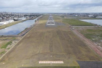 *A PEDIDO DE LEANDRO FONTOURA* Pista ampliada do aeroporto Salgado Filho - Foto: Fraport Brasil/Divulgação<!-- NICAID(15100876) -->