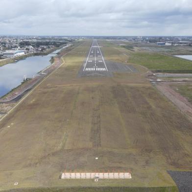 *A PEDIDO DE LEANDRO FONTOURA* Pista ampliada do aeroporto Salgado Filho - Foto: Fraport Brasil/Divulgação<!-- NICAID(15100876) -->