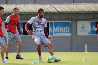 Zagueiro Thiago Sales em treinamento no Estádio Centenário<!-- NICAID(15100928) -->