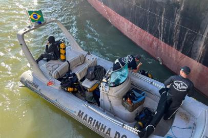 Cocaína apreendida em navio no porto de Rio Grande. Mergulhadores da Marinha encontram fardos da droga presos em compartimento subaquático do barco mercante.Foto: Polícia Federal / Divulgação<!-- NICAID(15100582) -->