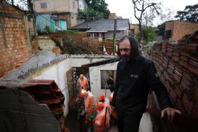 PORTO ALEGRE, RS, BRASIL, 18-05-2022: Marcos Piter da Silva teve a casa destruída pela queda de uma árvore e há semanas vivia num cômodo improvisado na própria residência. Hoje funcionários da SMSURB estiveram no local para remover galhos e entulhos da casa de Marcos. A casa segue sem cobertura. Foto: Mateus Bruxel / Agência RBSIndexador: Mateus Bruxel<!-- NICAID(15099248) -->