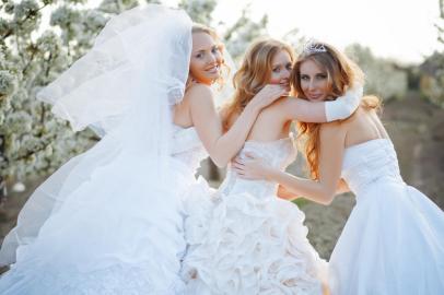 *A PEDIDO DE ADRIANA BARBOZA* Three happy beautiful brides together - Foto: Alena Ozerova/stock.adobe.comFonte: 13717886<!-- NICAID(15102196) -->