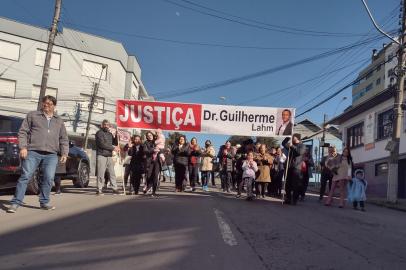 Amigos e familiares do médico Guilherme de Oliveira Lahm, 34 anos, fizeram uma manifestação pedindo justiça na manhã deste sábado (21). Cerca de 30 pessoas se reuniram no bairro Rio Branco, em Caxias do Sul, onde o médico foi assassinado, e fizeram interrupções no trânsito. O crime completará 60 dias na próxima semana e segue sem respostas.<!-- NICAID(15102893) -->